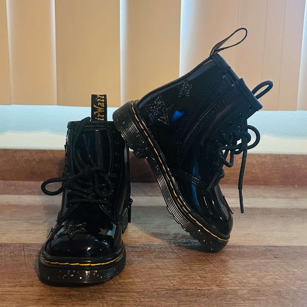 Dr.Martens Toddler 1460 Glitter Star Patent Lace Up Black Boots, Size 7. - Picture 14 of 16